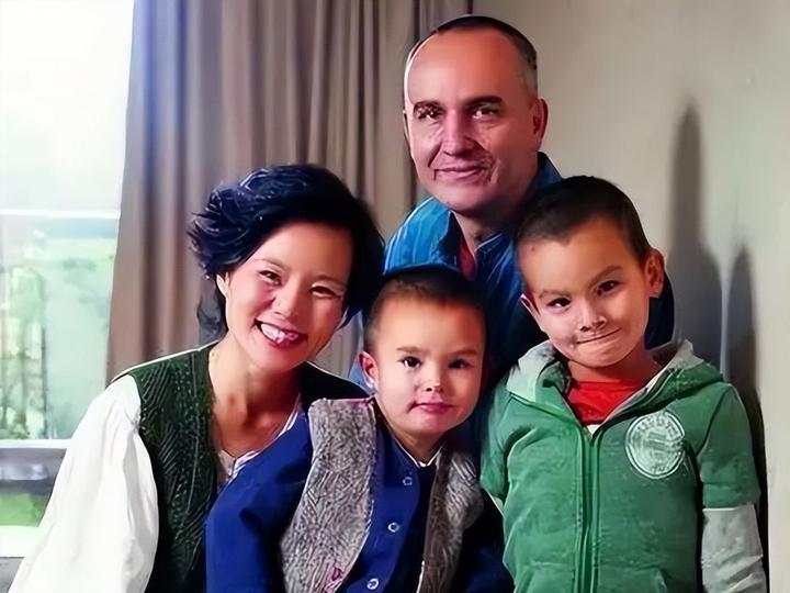 和王菲恩怨被重提,老锣第一任老婆竟是她