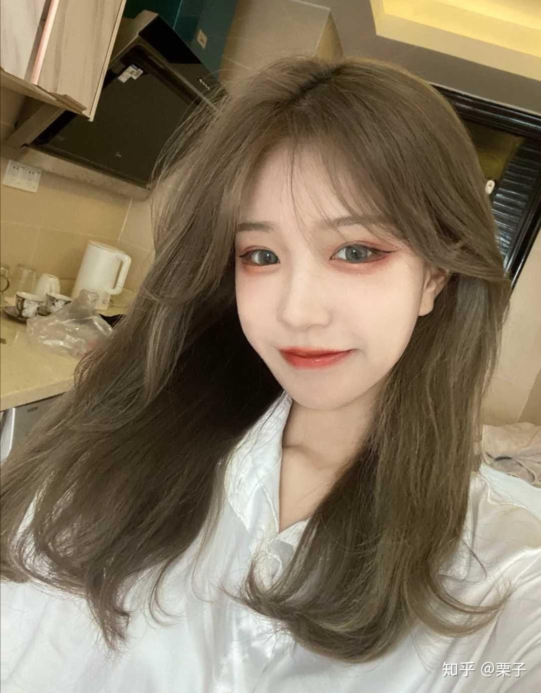 皮肤不算白的女生染什么颜色的头发好看,适合夏天的?