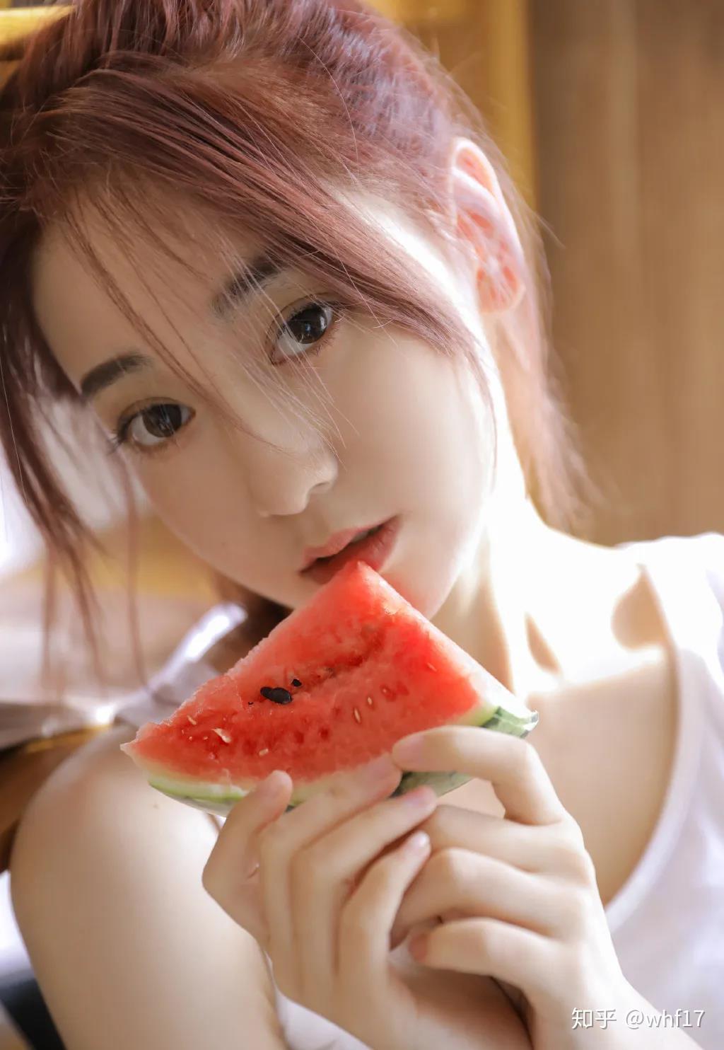 单身时疯狂看美女的照片是一种病态吗会让人坠落而无所作为吗