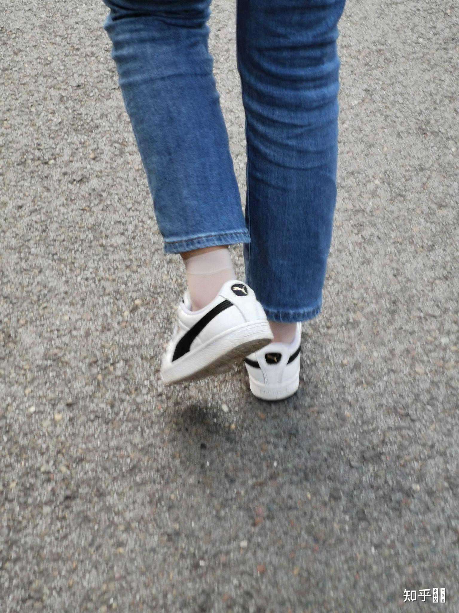 夏天穿短丝袜配运动鞋的多嘛跑步的话容易滑吗