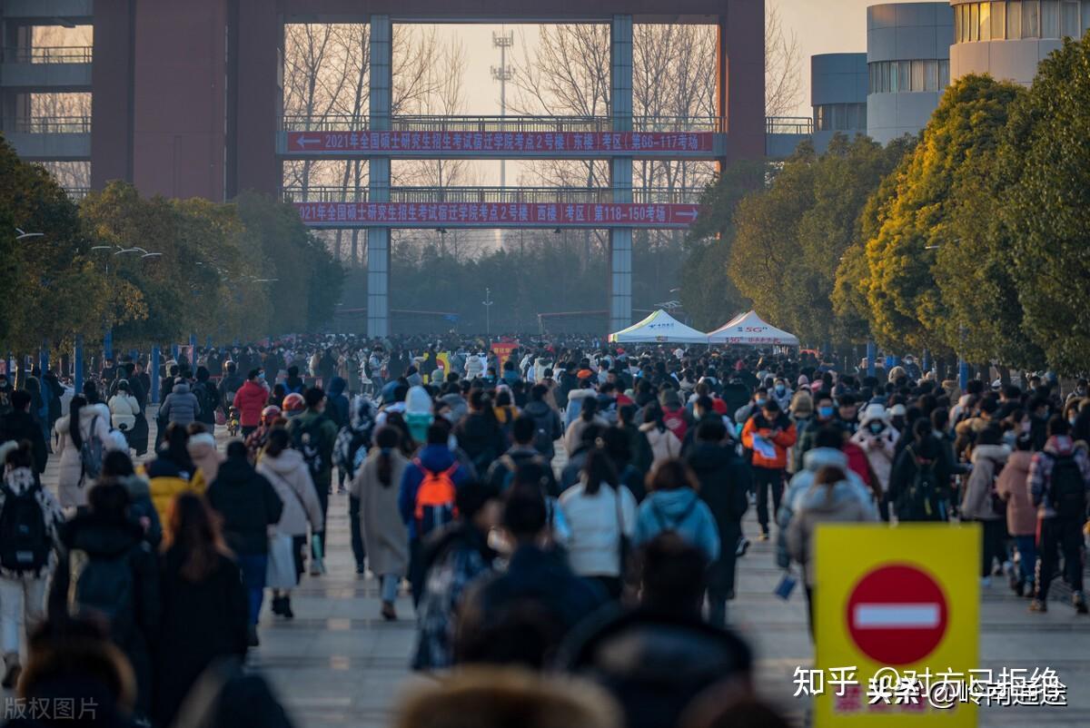 大学毕业是回家工作还是去外面 大学毕业后在本地还是去外地详情介绍