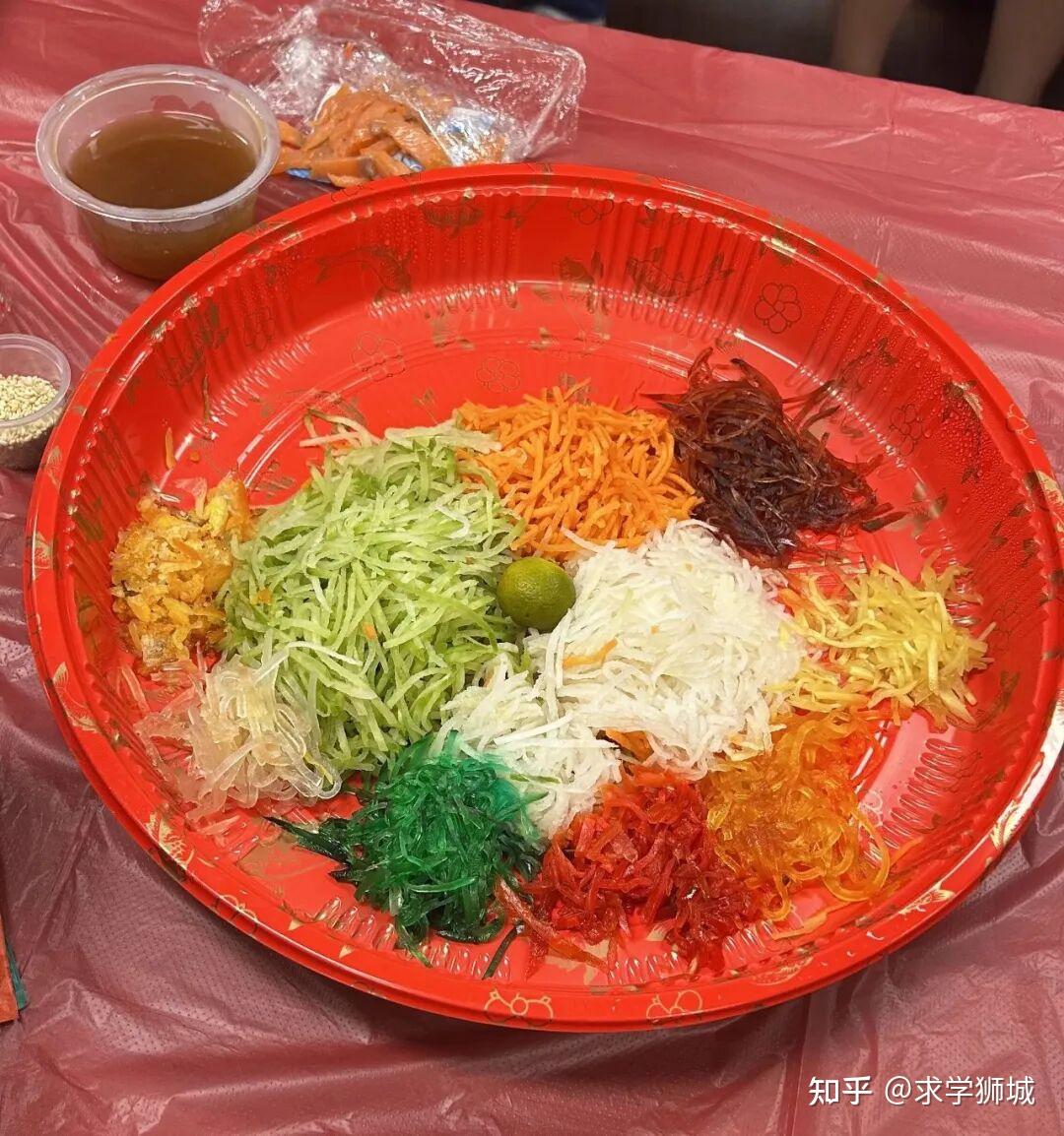 今年春节,你“捞鱼生”了吗?在新加坡,你一定要了解的文化习俗——捞鱼生(Lo Hei)! - 知乎
