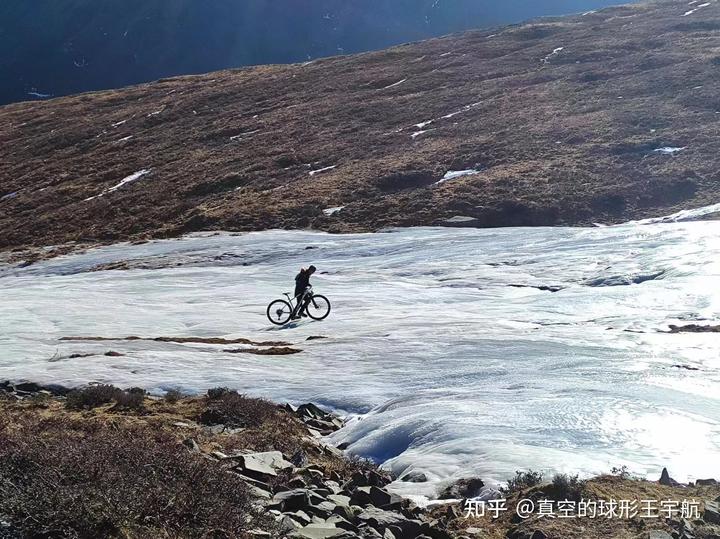 骑自行车上坡为什么比推着更累？