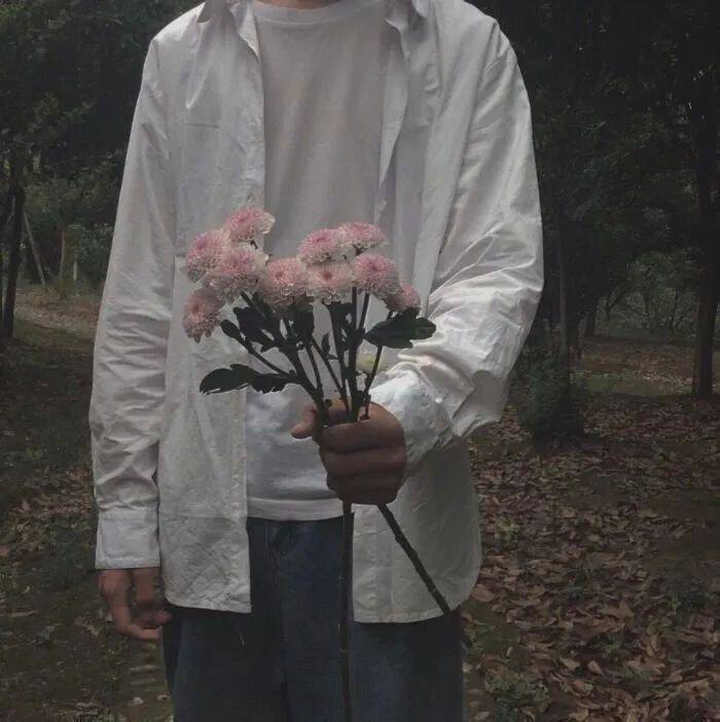 男生手捧花的照片图片