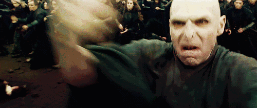 《哈利·波特》中伏地魔眼看自己魂器一个个被毁，为什么不赶紧去藏好？