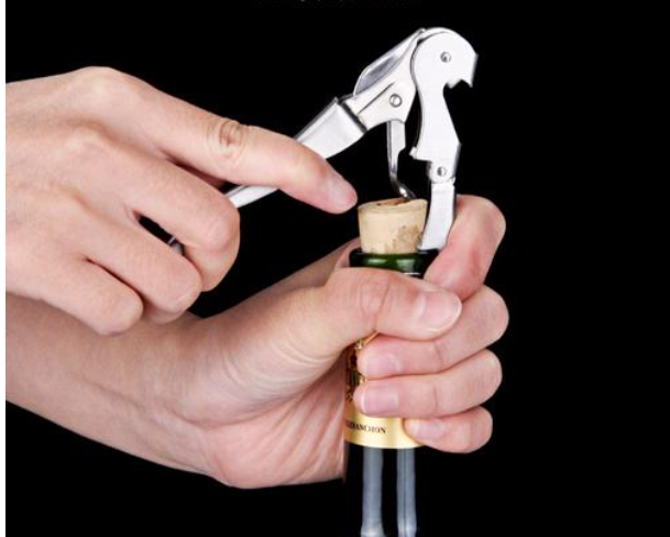 巧用酒刀开红酒