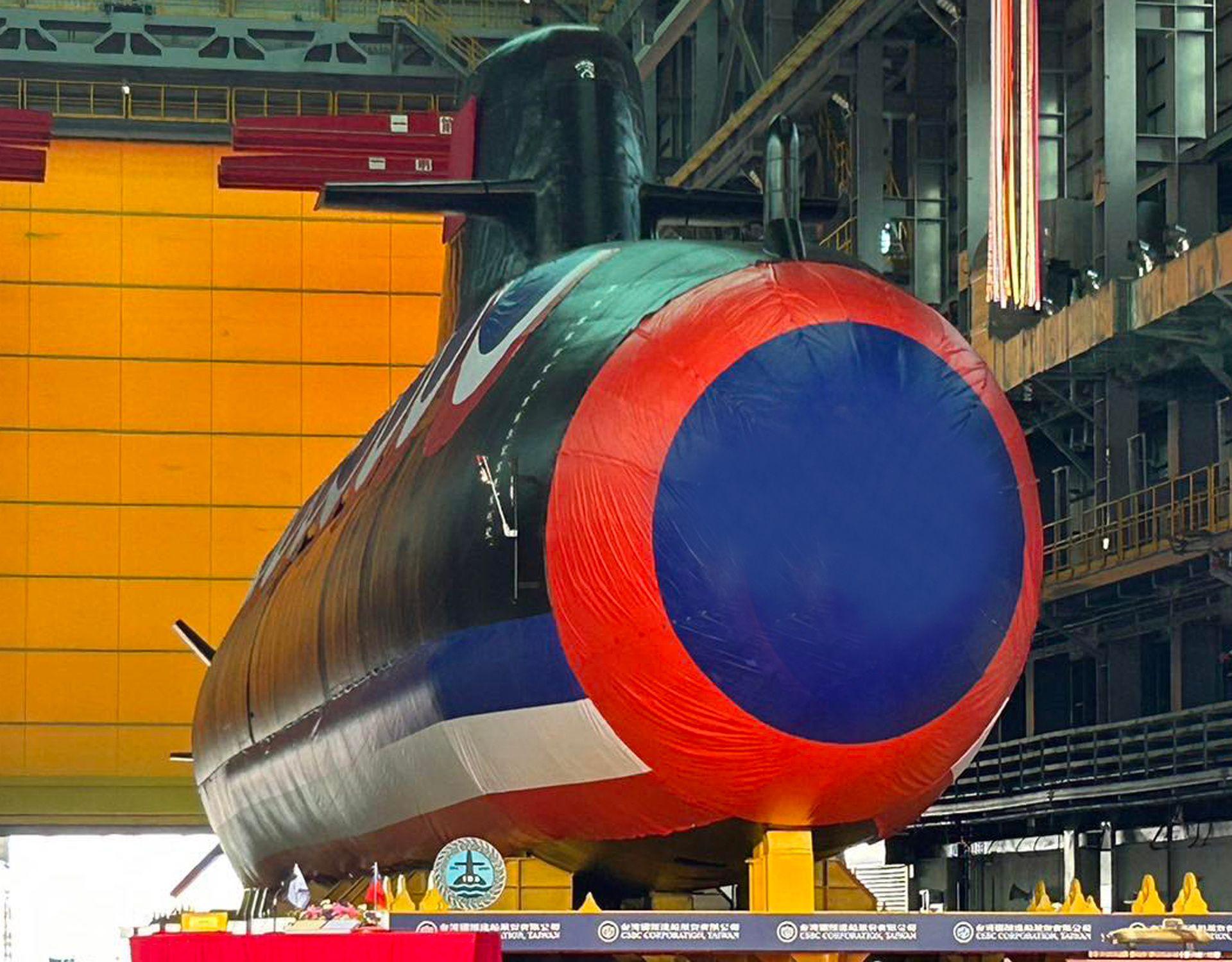 台湾防务部门公布首艘「自造潜艇」,外交部回应「这不是外交问题」