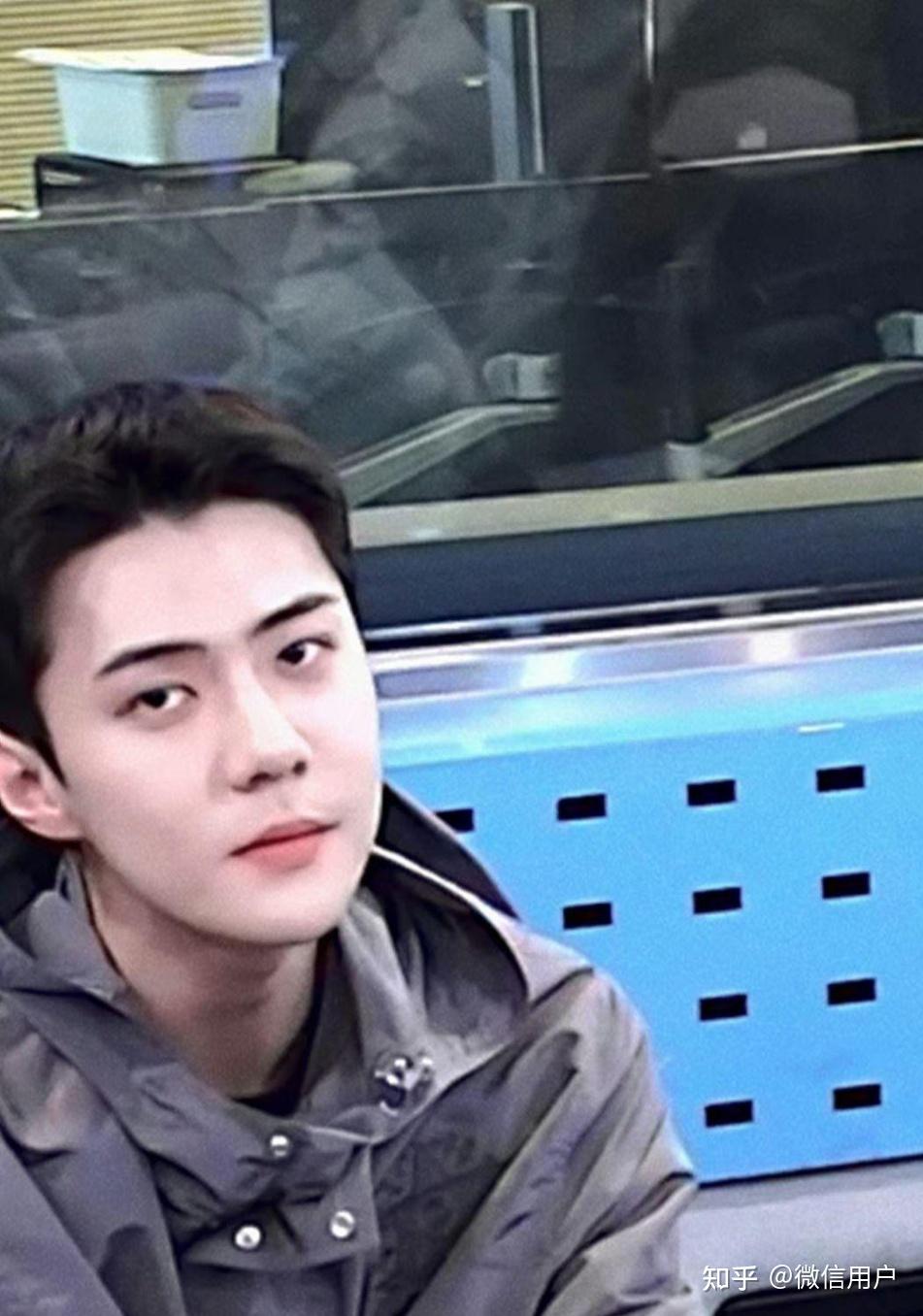 吴世勋是长残了吗…感觉脸越来越宽了,而且地包天也更明显了?