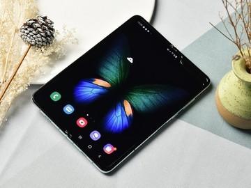 三星galaxyfold2再曝光前後挖空屏120hz刷新率