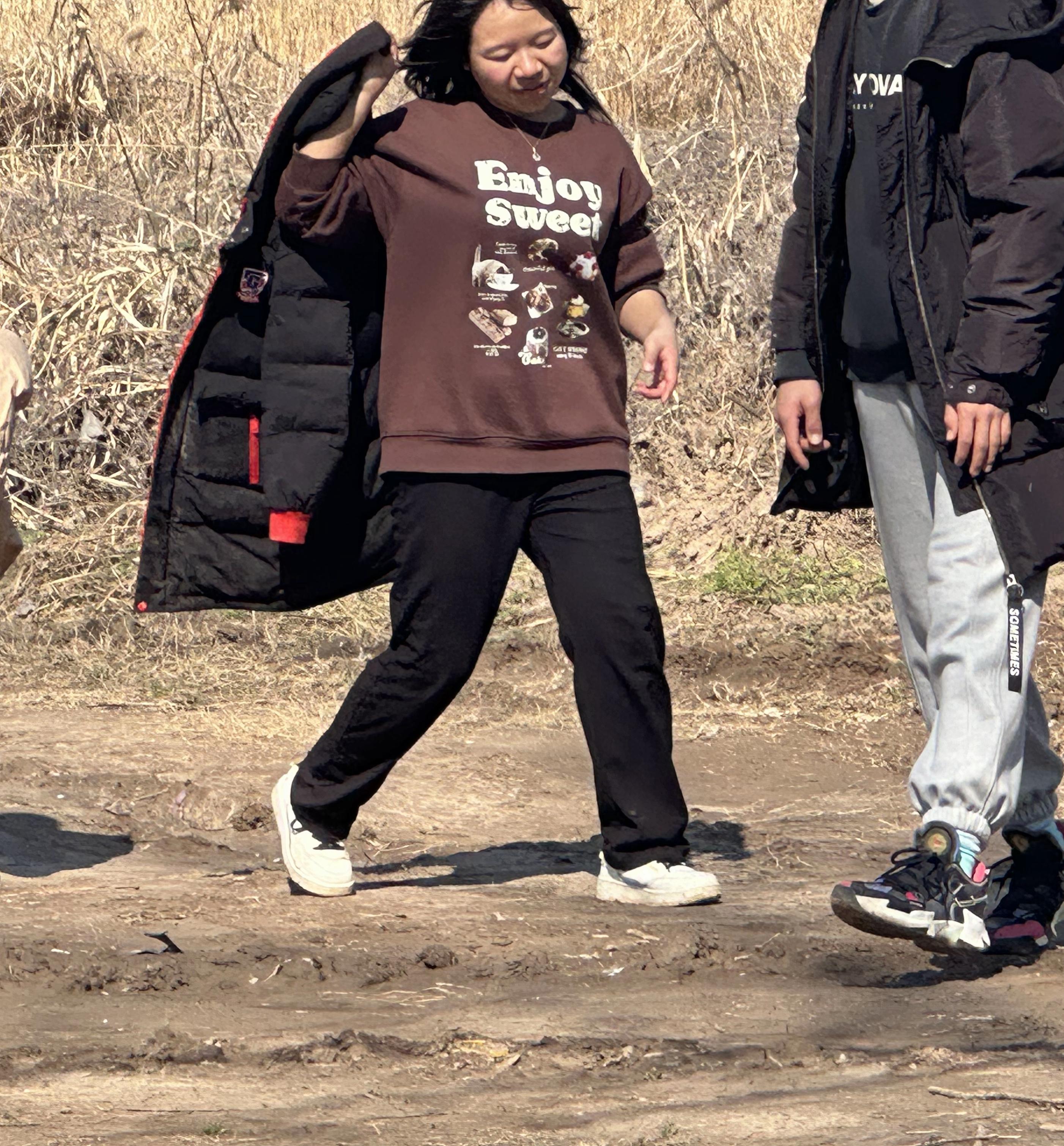 如果一个女生又黑又胖又矮又丑没什么优点会有人喜欢么?158cm100斤?