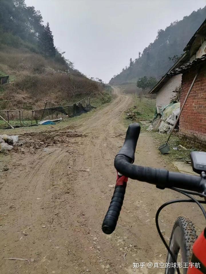 骑自行车上坡为什么比推着更累？