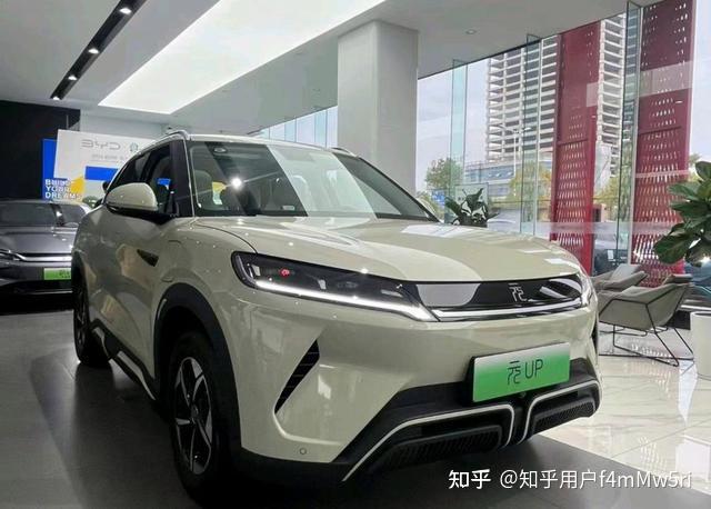 如今比亚迪元小型SUV仅售69800元,这还未算上国家的各类补贴,新能源市场竞争激烈让人难以想象比拼价格和续航的激烈程度
