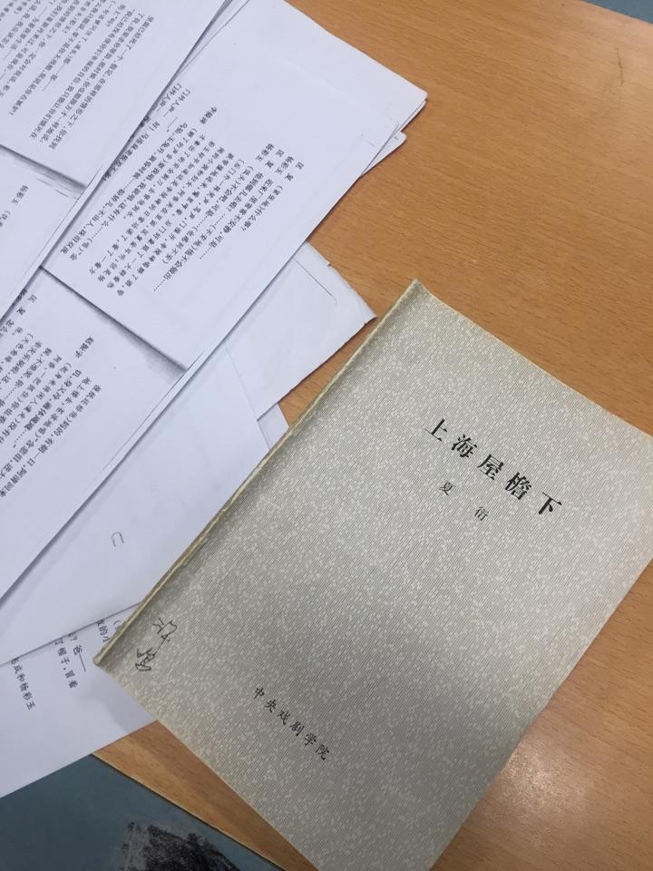 上海屋檐下中葆珍唱的歌的歌词能够反映出什么