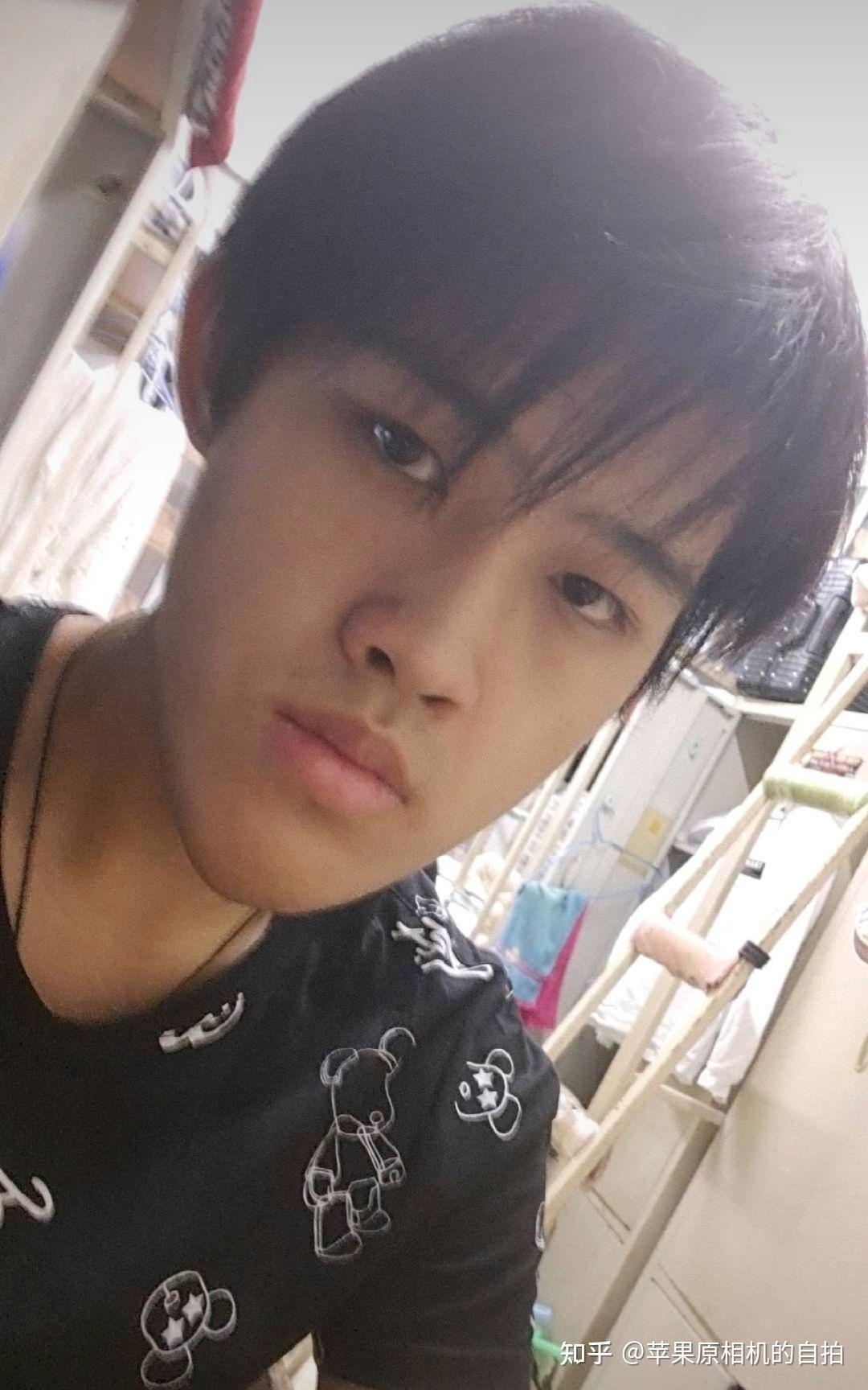 照镜子觉得自己是很帅的帅哥,超级无敌帅,为什么别人