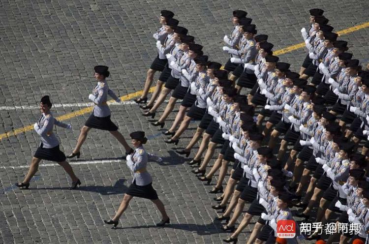 如何看待据卫报7月3日报道乌克兰女兵穿高跟鞋为阅兵练习踢正步