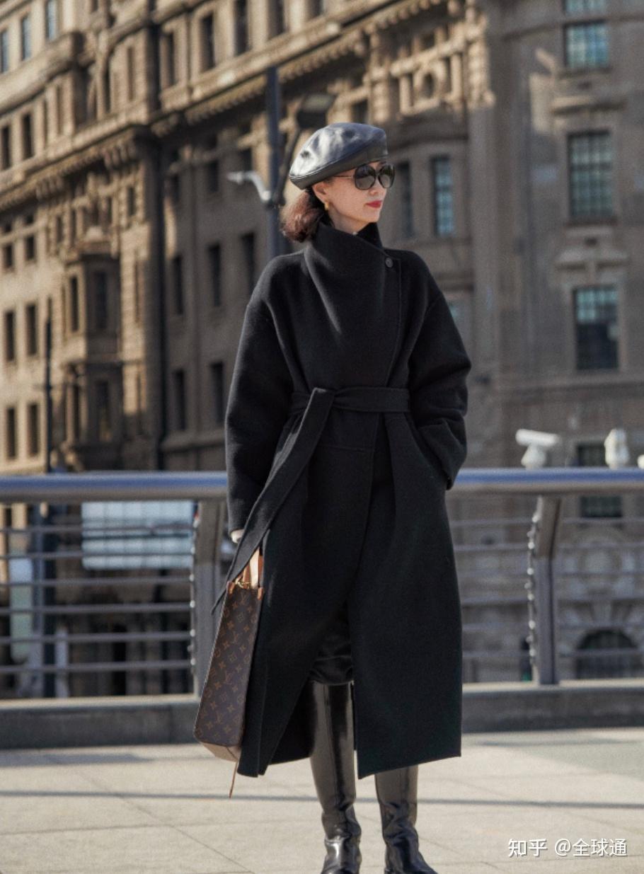 买了一件黑色大衣该怎么搭配啊平时穿衣风格比较随意喜欢怎么舒服怎么