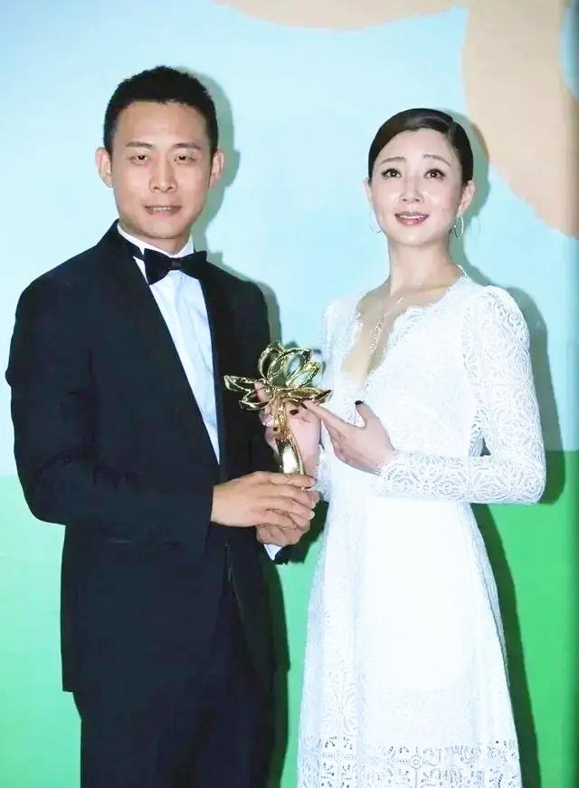 殷桃携张译同框好高调 穿蕾丝礼服裙衣品飙升"婴儿肥"好可爱