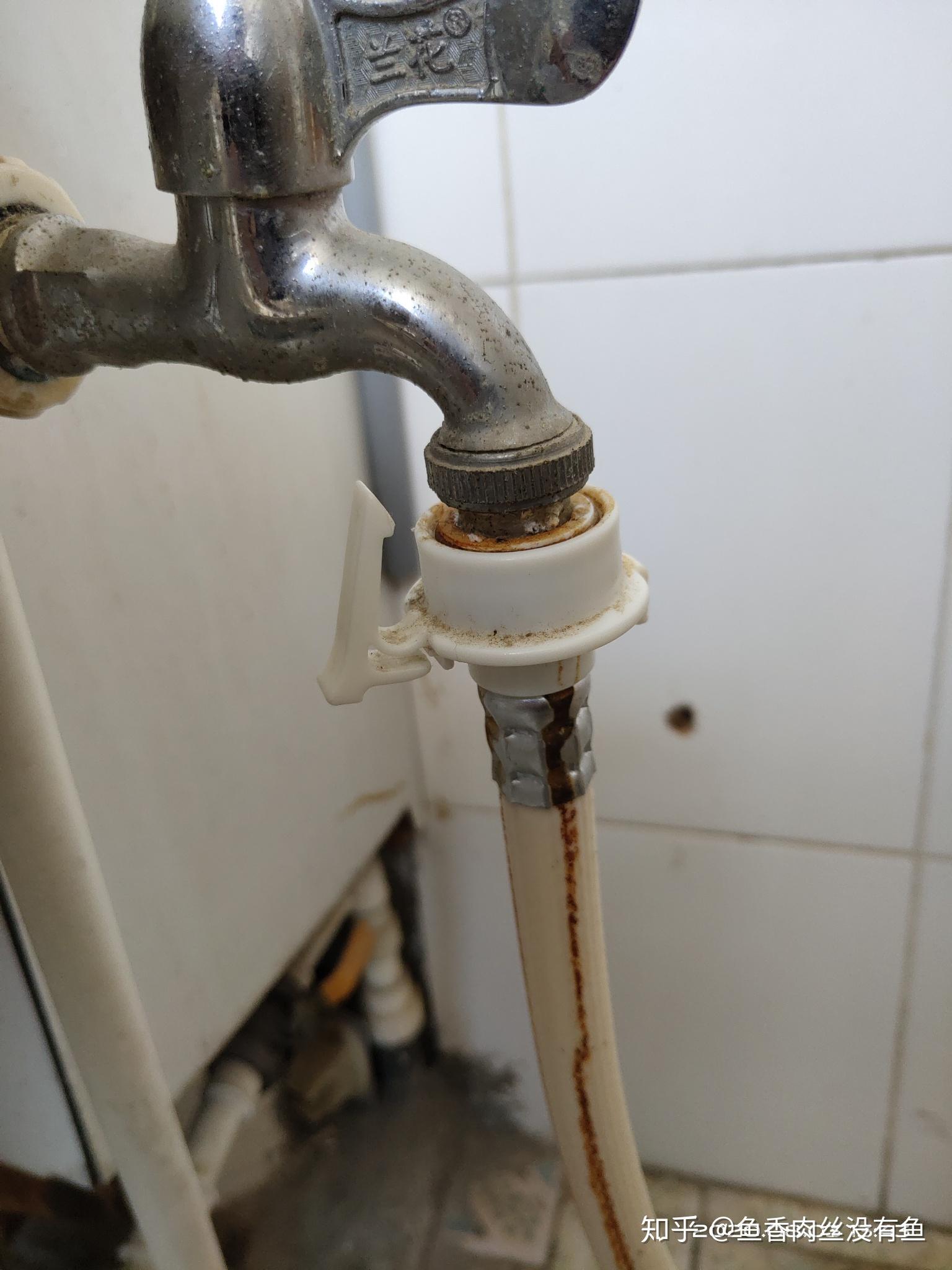 洗衣机接水龙头的管子怎么拆?