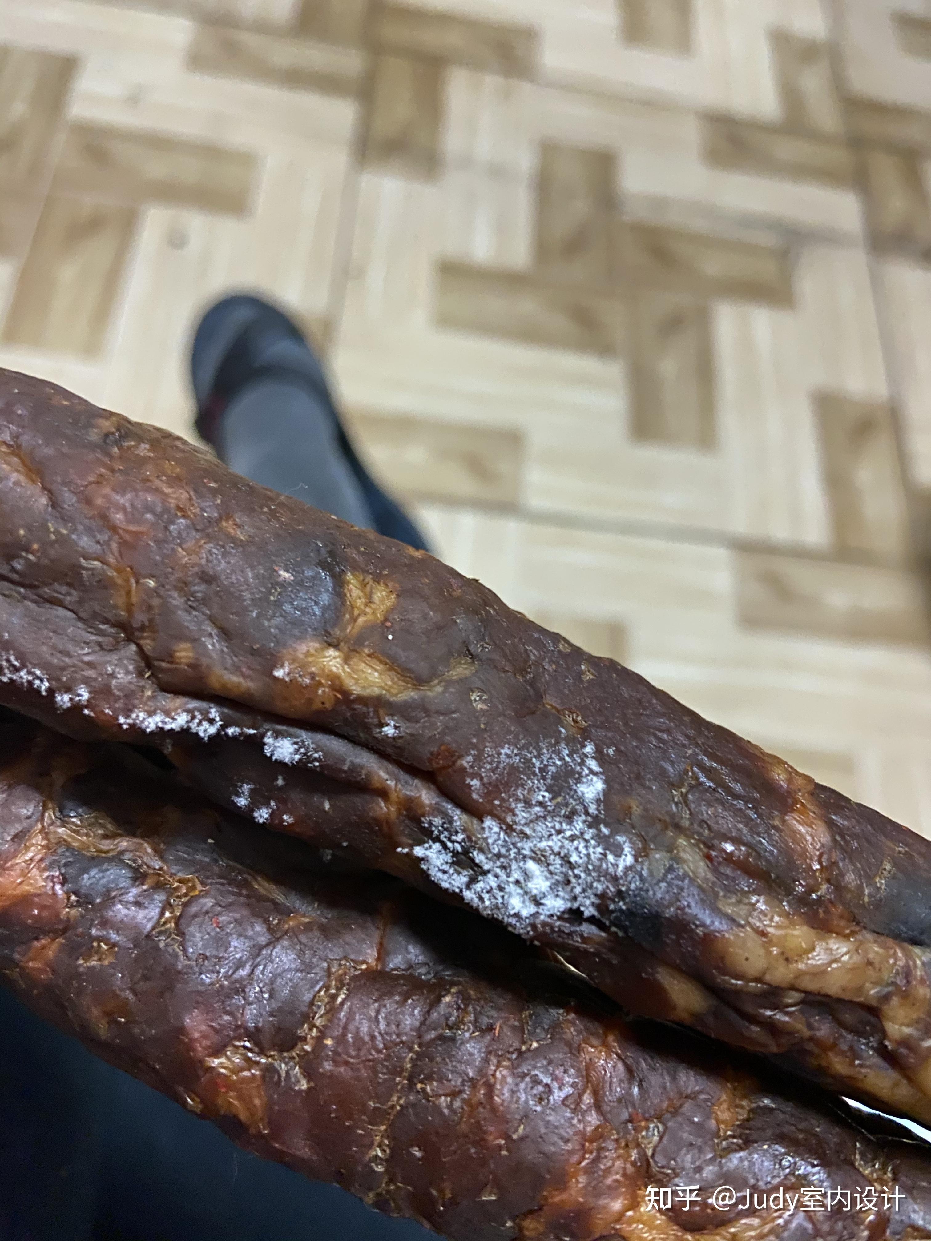 怎么区别腊肠是发霉还是起盐霜