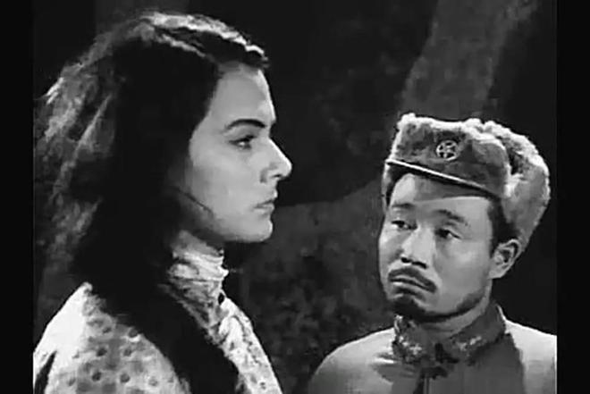 大饼脸,侏儒,斗鸡眼,印度电影《严峻的现实》中,我军是这样的