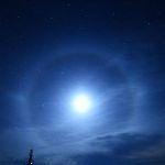 如果地球在冥王星轨道上，那么中午天空是灰蓝色还是黑色还是什么颜色？