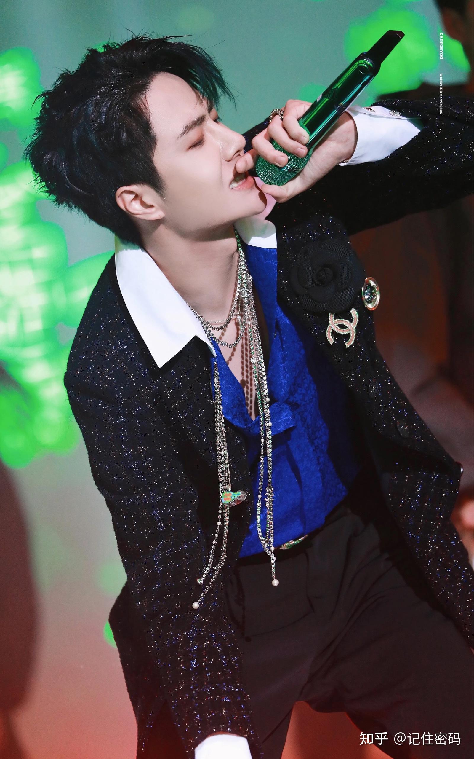 如何评价王一博在乐华十二周年年会上演唱《无感》的舞台表现?