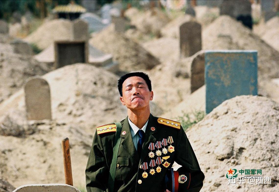 想到了一张照片:,军人更是提倡"流血流汗不流泪".