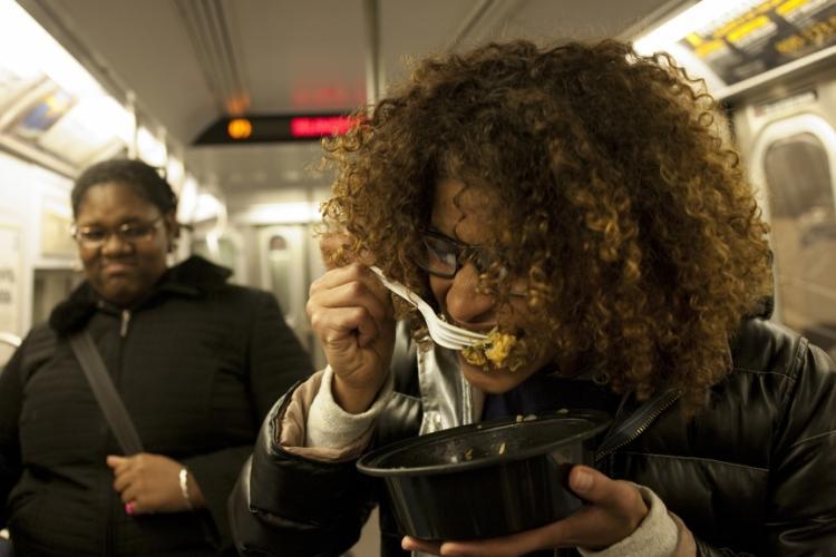 如何看待2016年袁立关于中国游客蹲着吃泡面没素质的评价