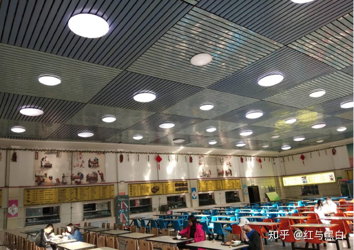 在青海大学昆仑学院里就餐是一种怎样的体验?有什么推荐的食堂和美食?