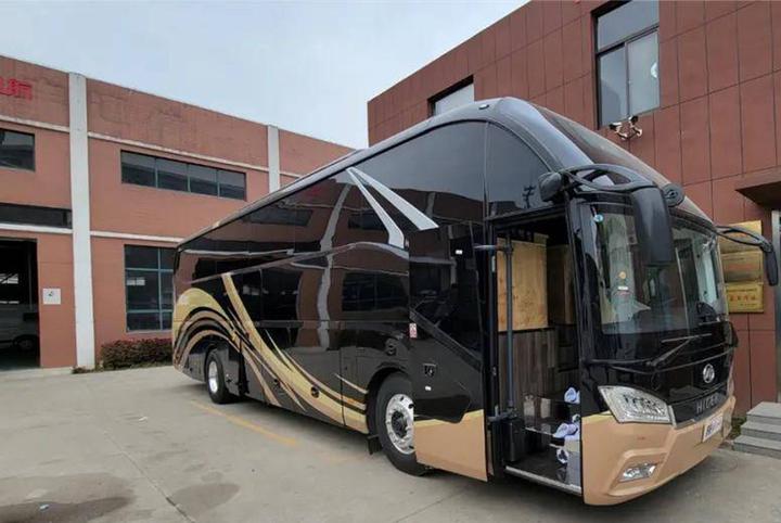 金龙大巴房车亮相98l动力自动挡外观普通车里开年会也没问题