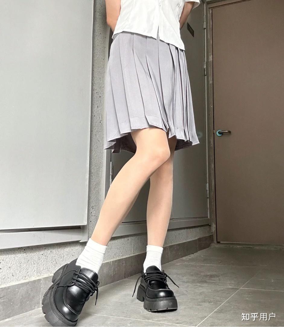 为什么街上很多女生会穿两双袜子