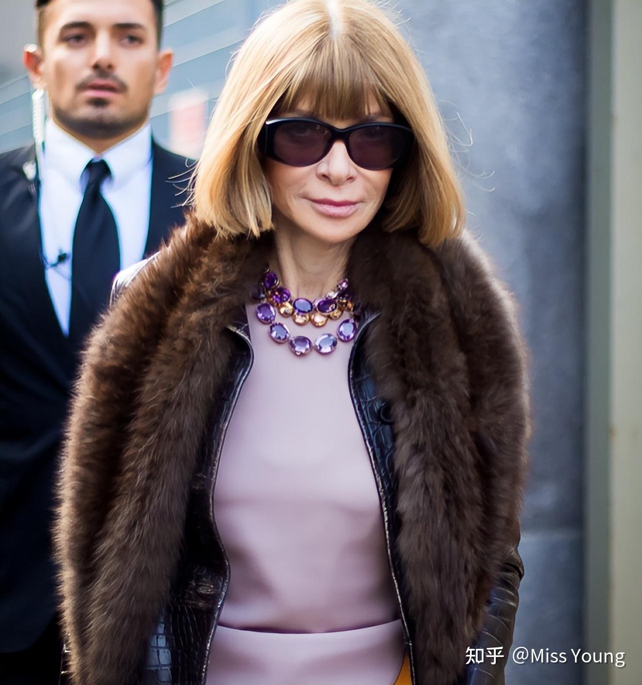 安娜温图尔作为vogue美国的主编,为什么对时尚圈的影响那么大,其它