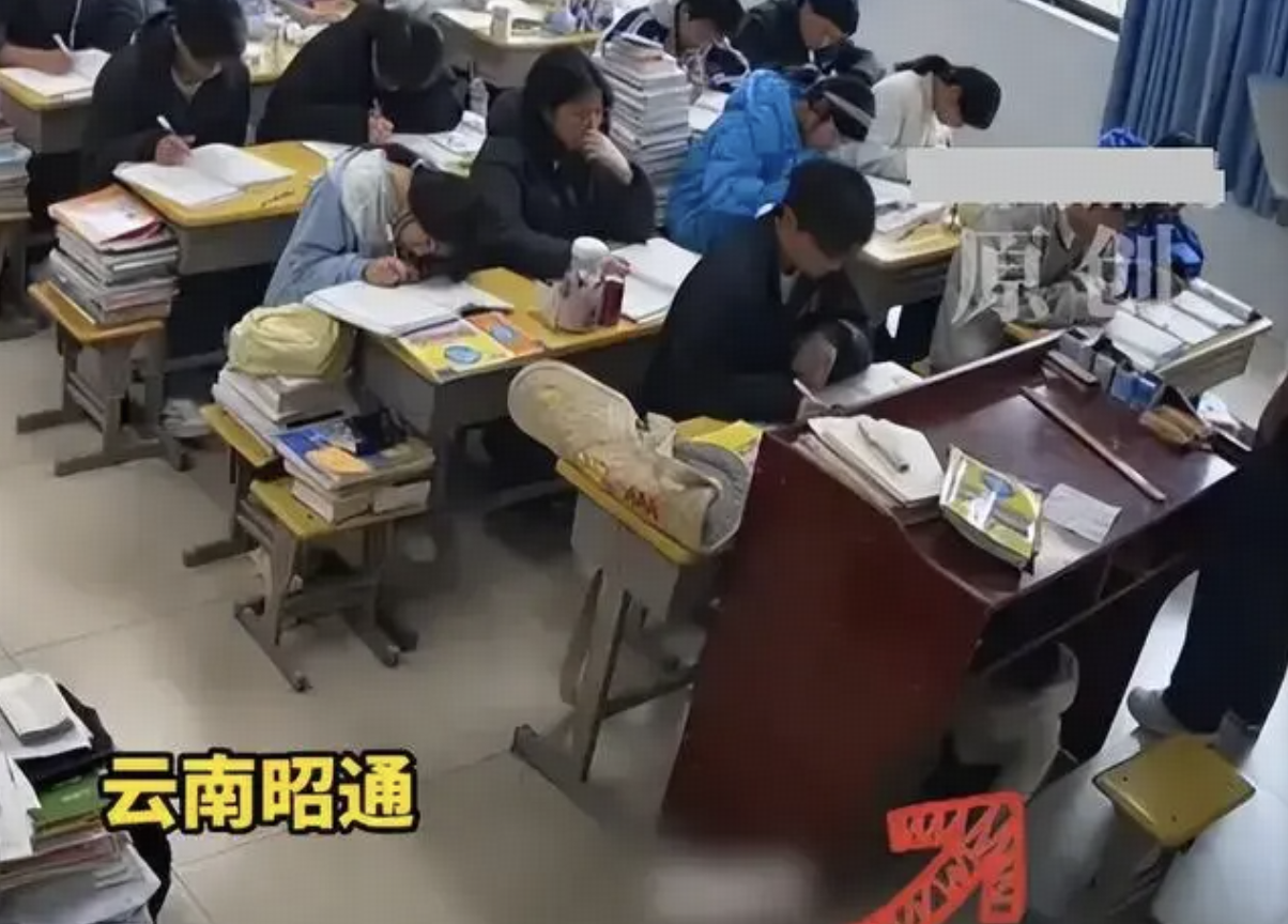 云南一男教师因家中变故带1岁娃上课，孩子乖巧藏桌下，引发怎样的共鸣？学校允许、网友理解，带来哪些思考？