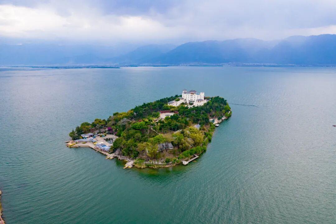 云南不只有洱海，这些私藏的仙境才美到犯规！ 云南6个最美湖泊，你去过几个 - 知乎