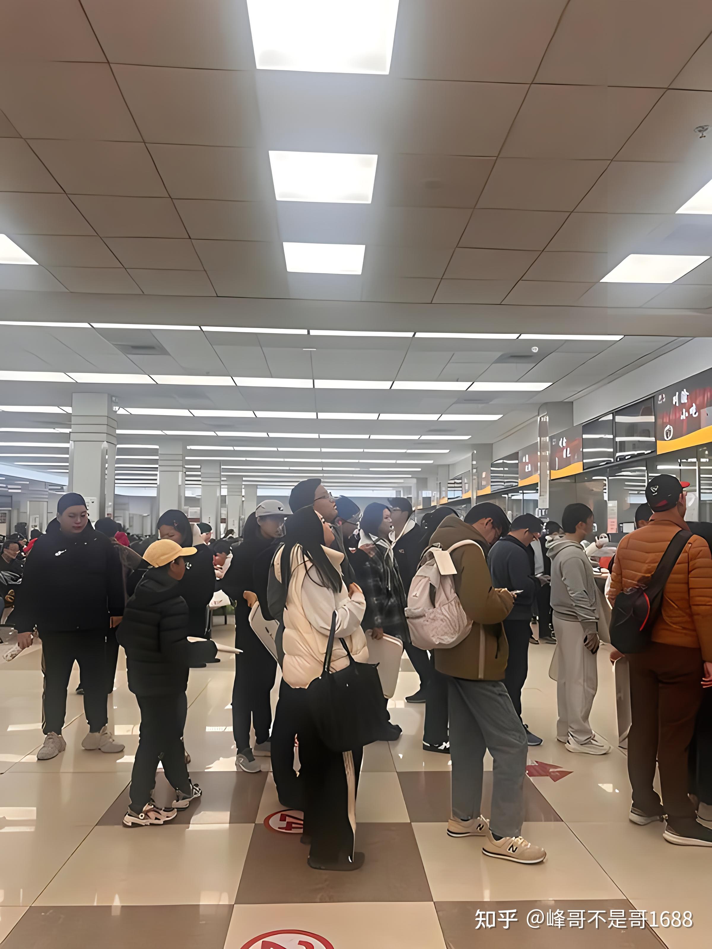 复旦大学对校外人士开放食堂,午饭在 12 点半后可用餐,另收取 50%