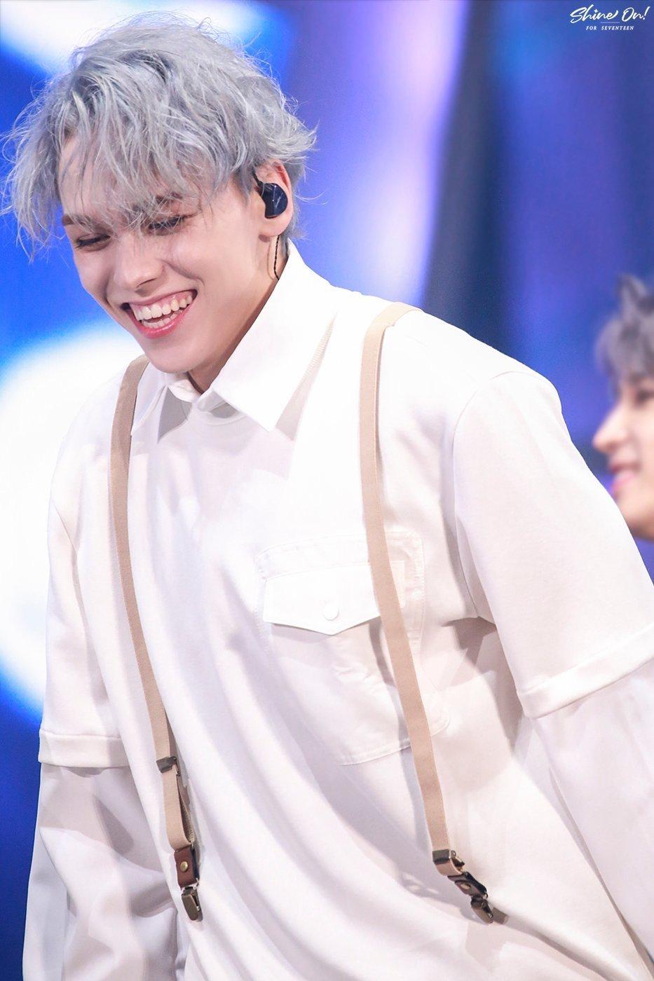 如何评价seventeen中vernon的长相