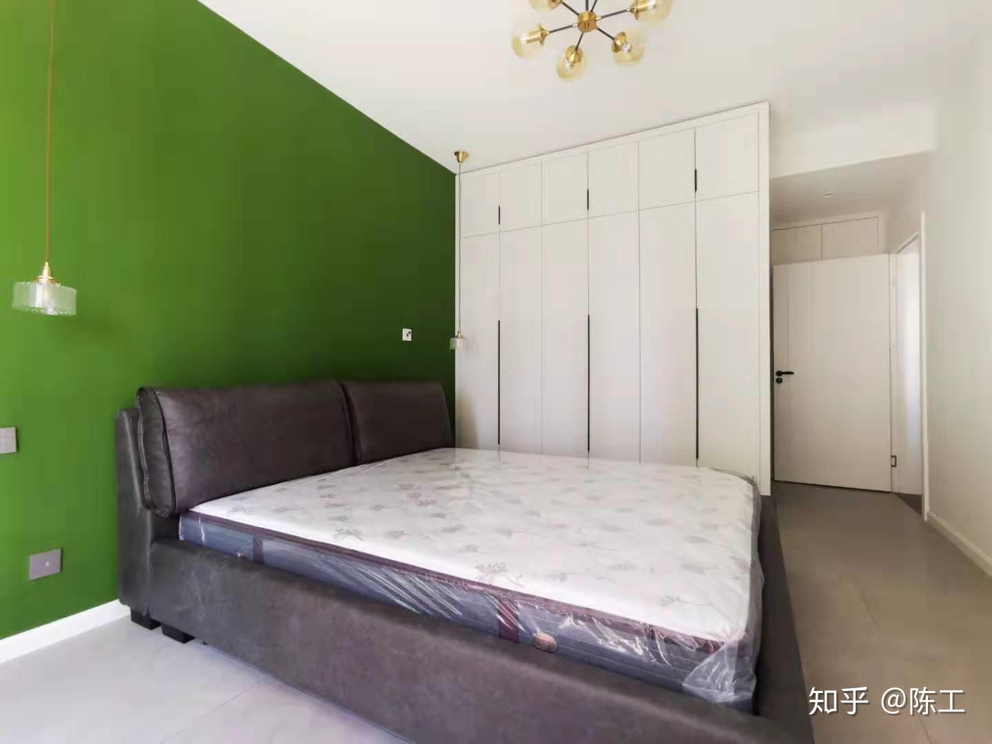 墨绿色为主色的卧室如何选择家具配色