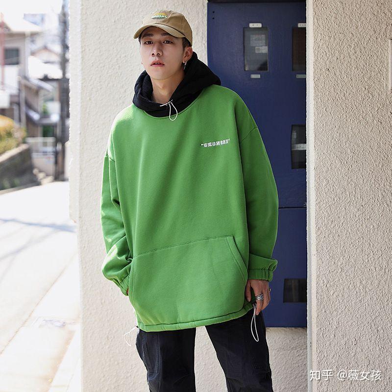 荧光绿带帽卫衣应该搭配什么裤子,鞋子和挎包呢?