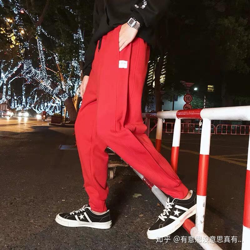 男士红裤如何搭配上衣和鞋子
