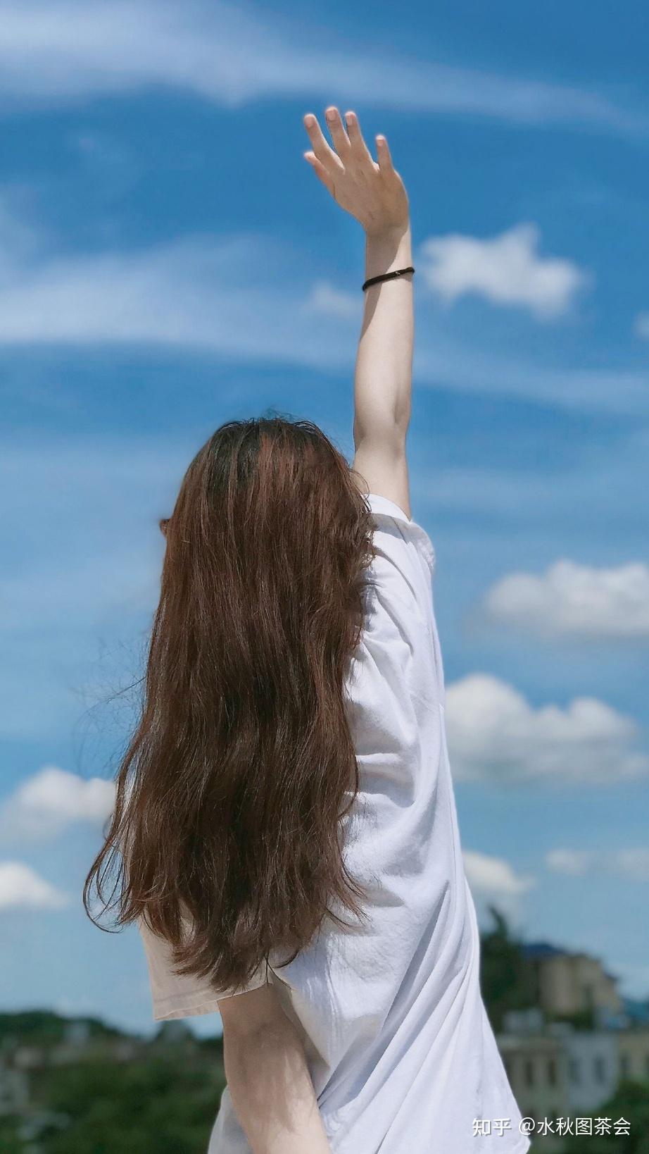 有没有侧脸看天空的女头像