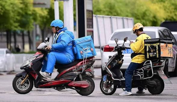跑了几天外卖发现，很多人原来是修手机的、修汽车的、修家电的技术人员，有手艺为什么要来跑外卖呢？