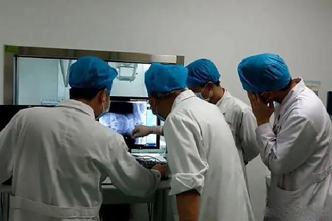 （专家研究病情示意图）