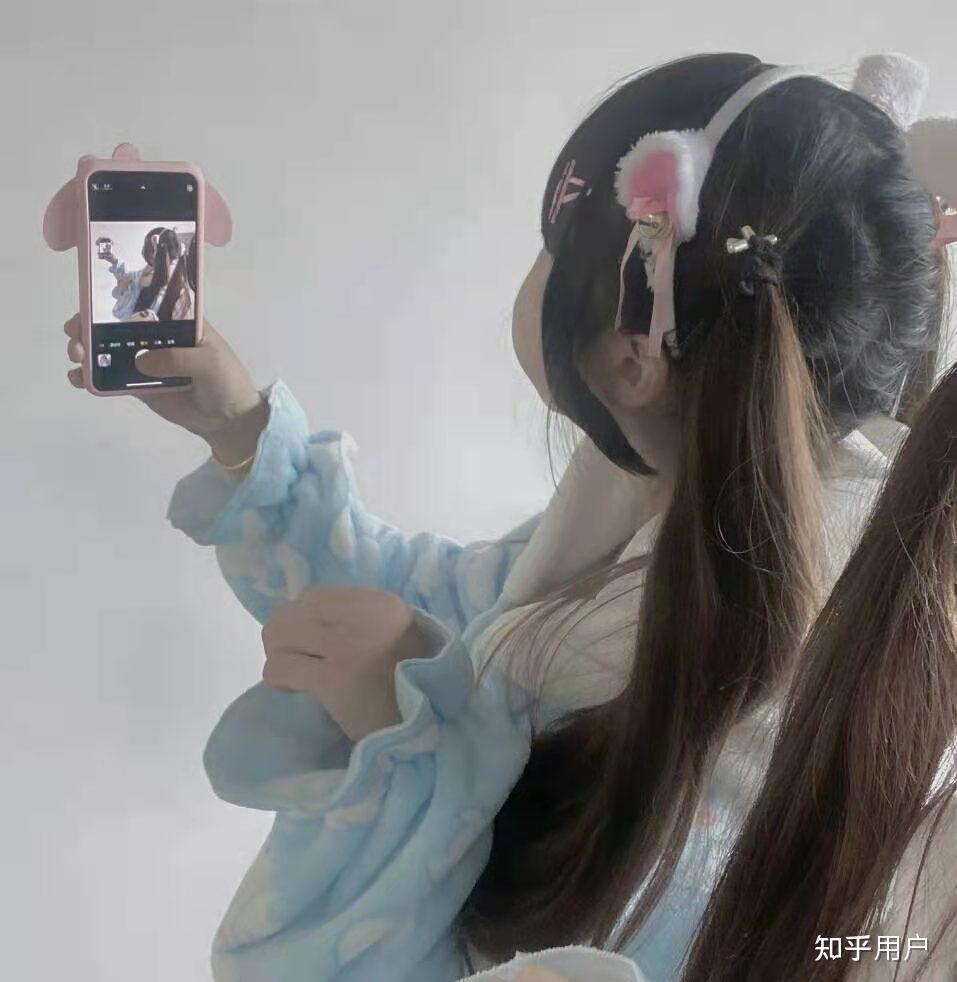 一直在疑问,这个戴墨镜摇花手的表情包出自哪里? - 知乎