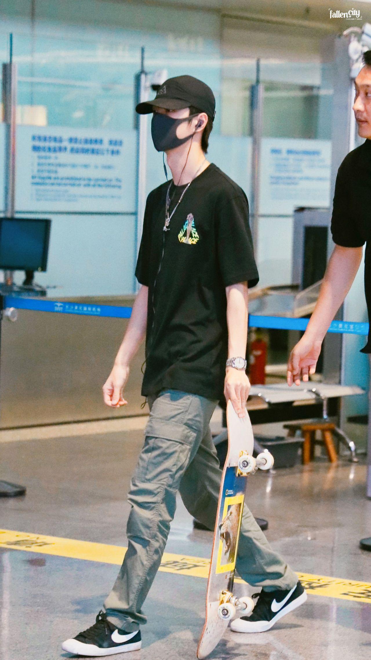 有没有王一博滑板的图