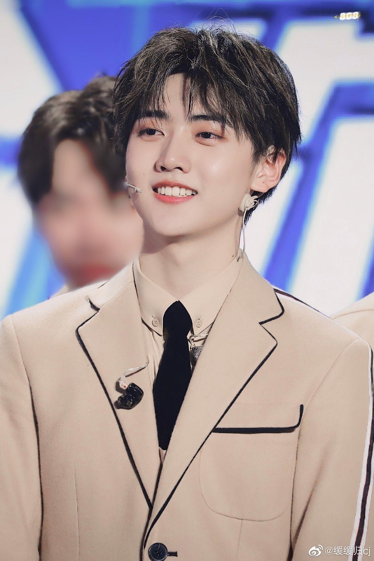 如何评价r1se成员焉栩嘉的颜? - 知乎