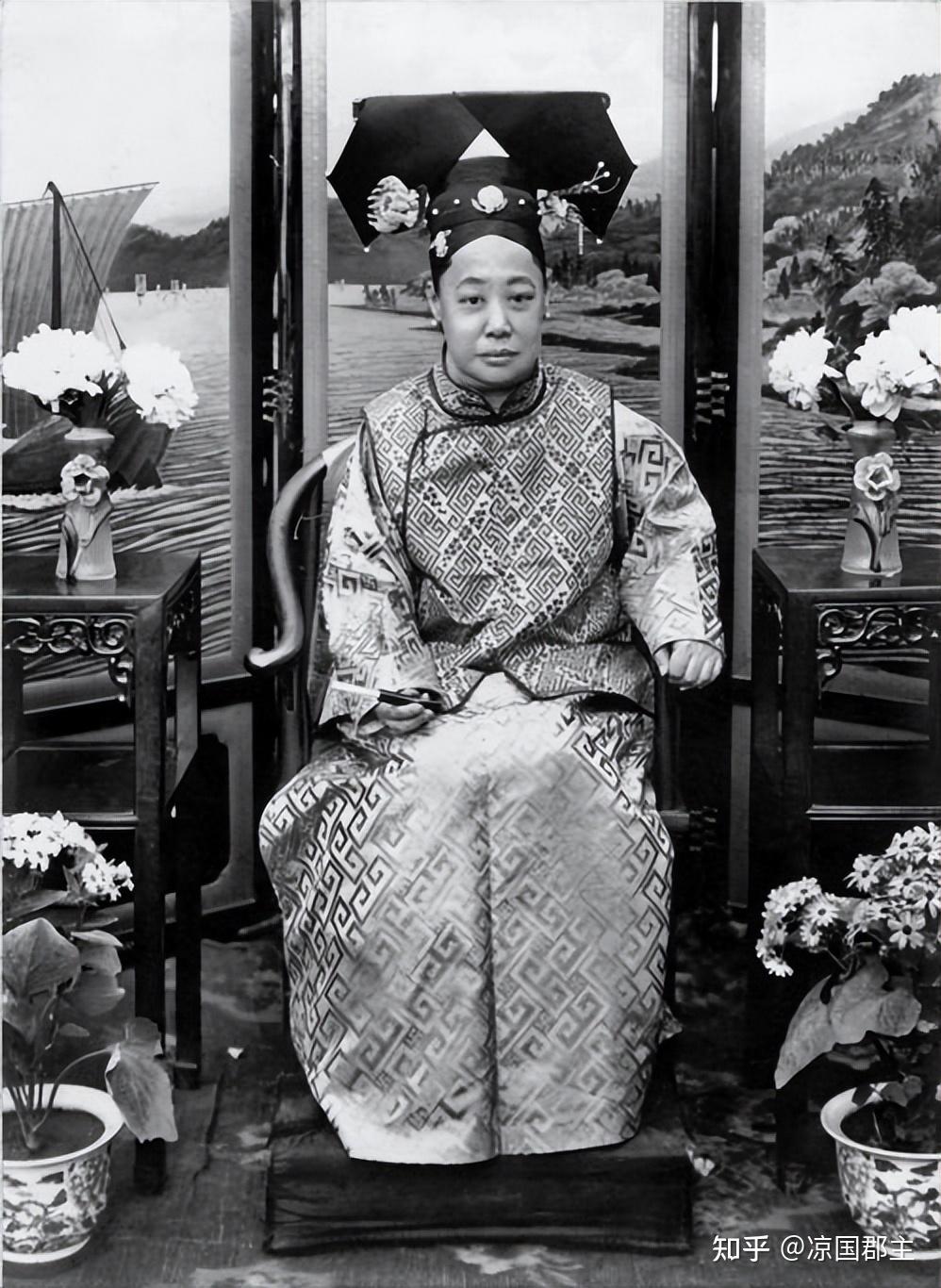 瑾妃在光绪年间和姐姐珍妃不睦,抚养溥仪后又逼死溥仪生母,如何评价她的一生? - 知乎