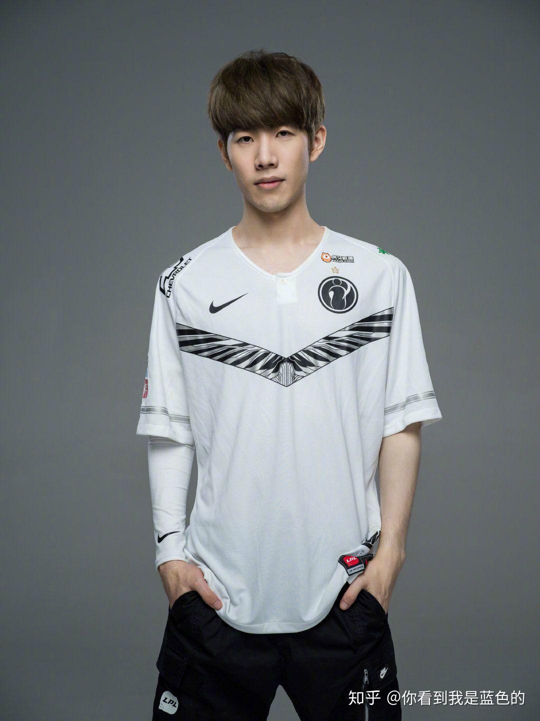 有没有大佬有theshy超帅的照片啊