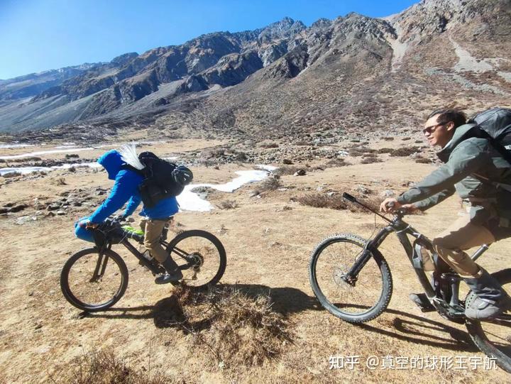 骑自行车上坡为什么比推着更累？