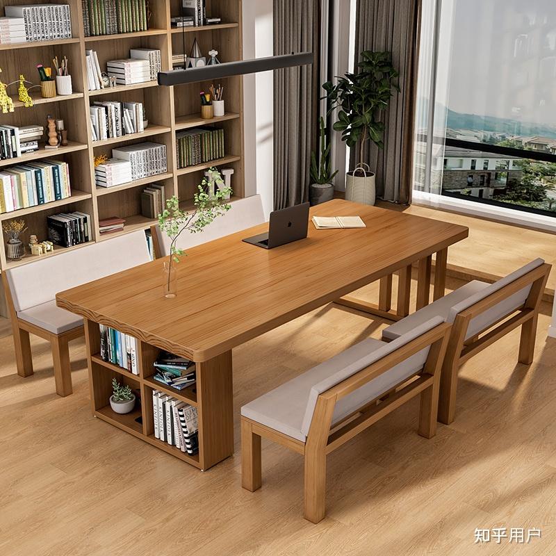 客厅里放一张大桌子,两边是实木的沙发椅.一面是书柜,一面是电视.