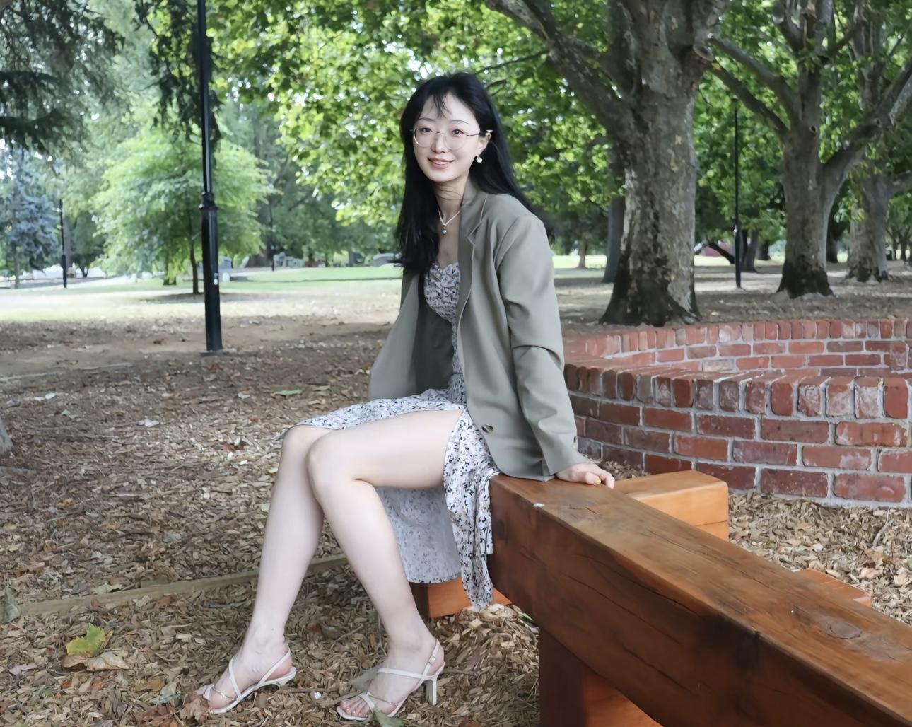 女大学生穿这样的衣服低俗吗